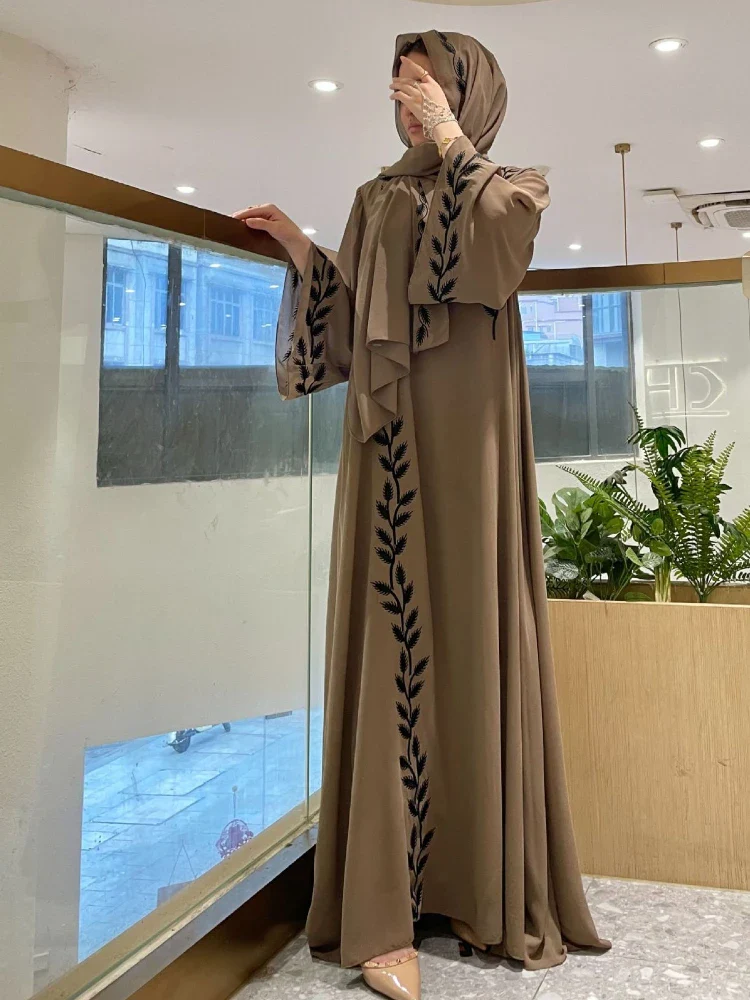 Robe longue brodée avec écharpe - Ensemble de 2 pièces opulent - image de produit 0