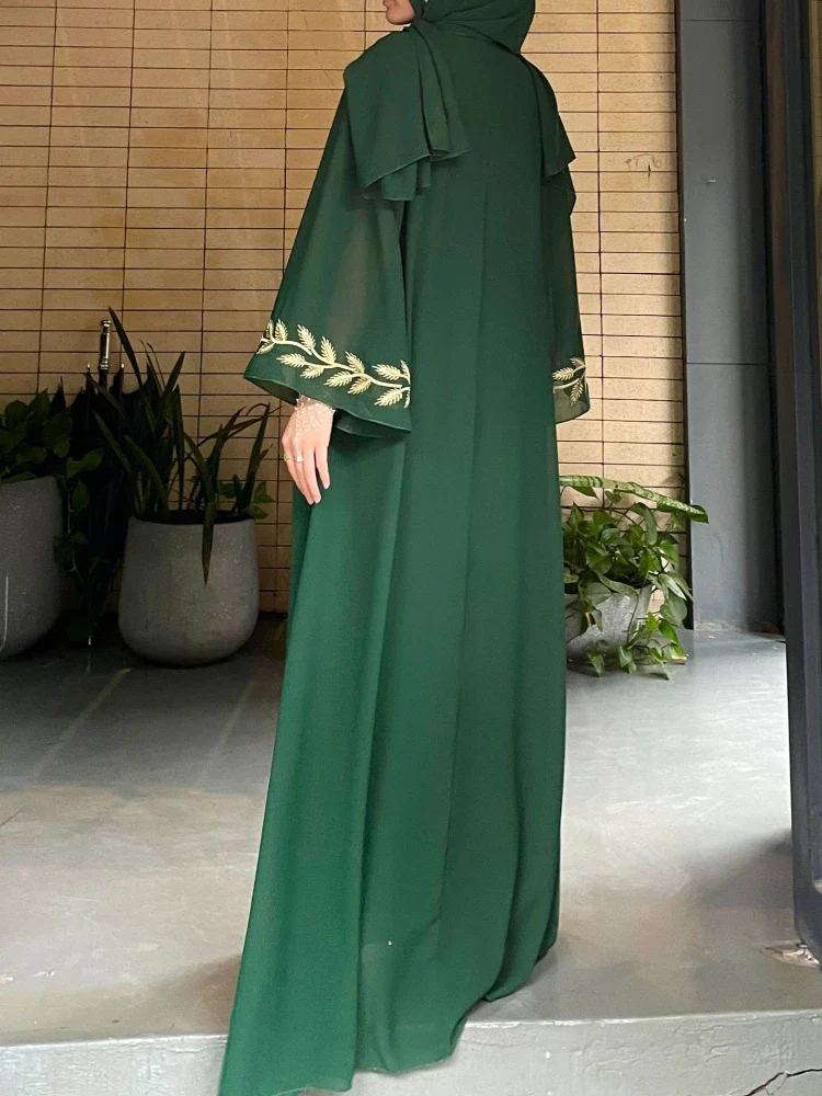 Robe longue brodée avec écharpe - Ensemble de 2 pièces opulent - image de produit 5
