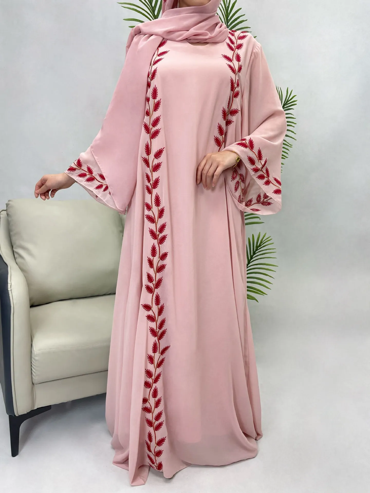 Robe longue brodée avec écharpe - Ensemble de 2 pièces opulent - image de produit 9