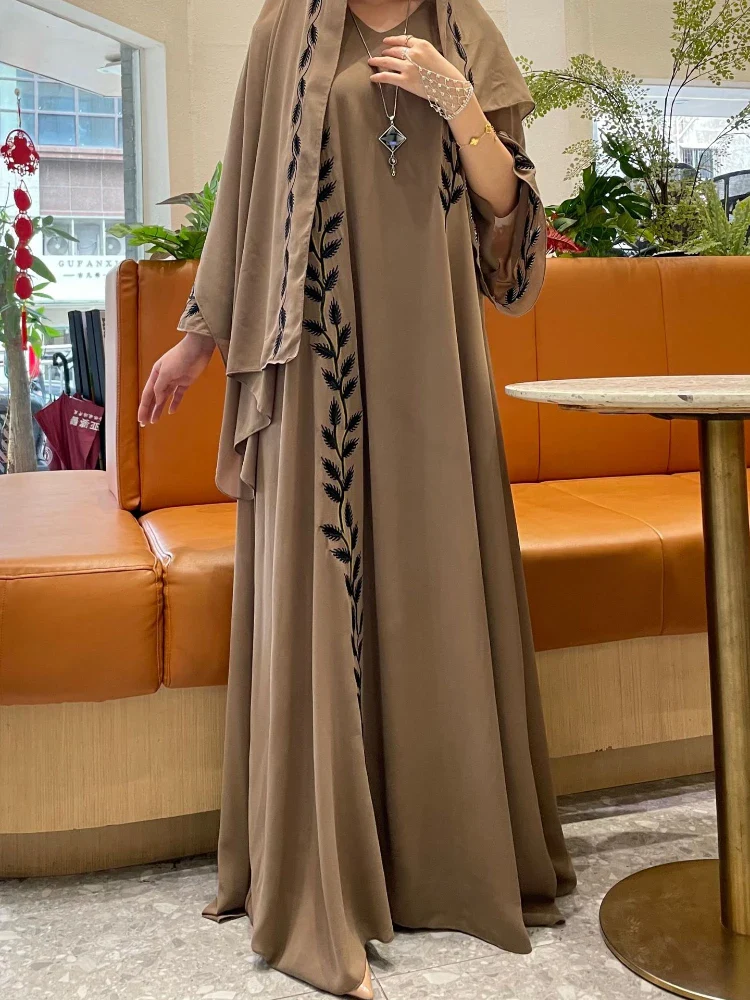 Robe longue brodée avec écharpe - Ensemble de 2 pièces opulent - image de produit 2