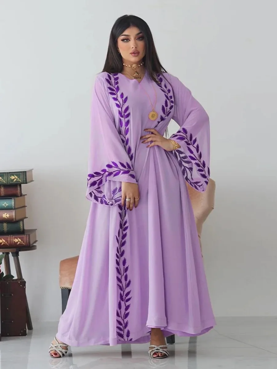 Robe longue brodée avec écharpe - Ensemble de 2 pièces opulent - image de produit 10
