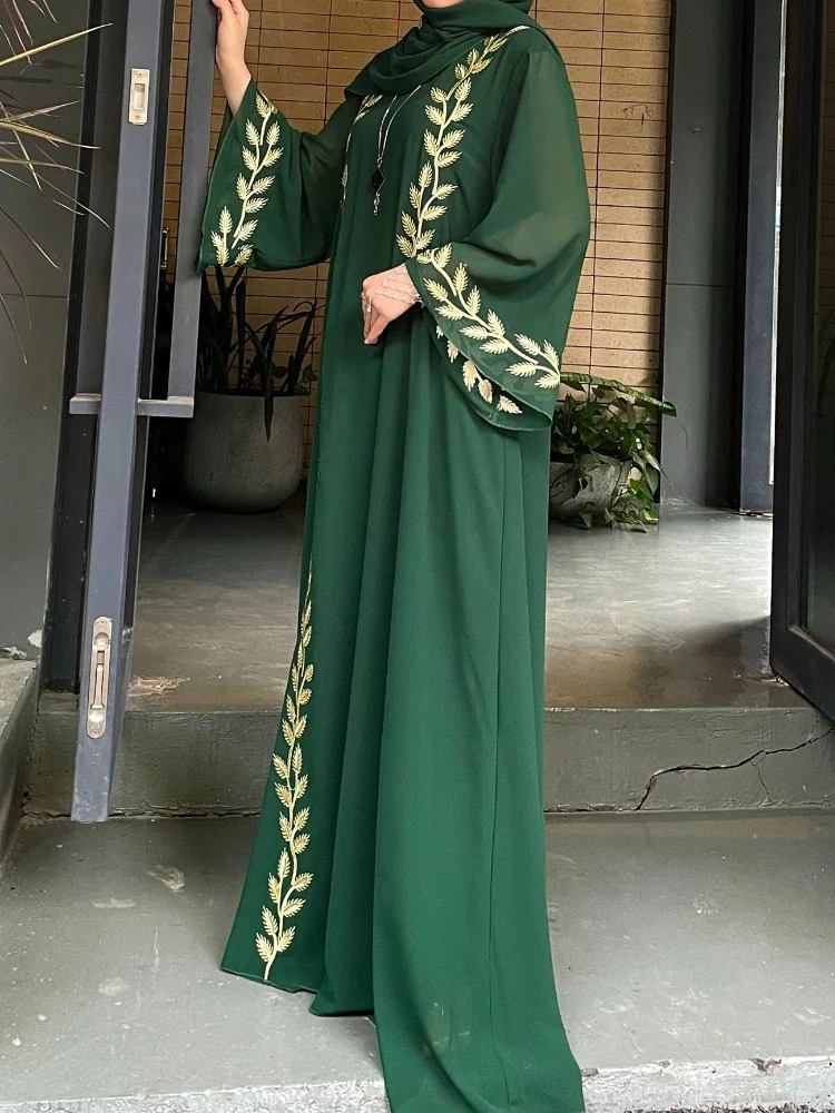 Robe longue brodée avec écharpe - Ensemble de 2 pièces opulent - image de produit 4
