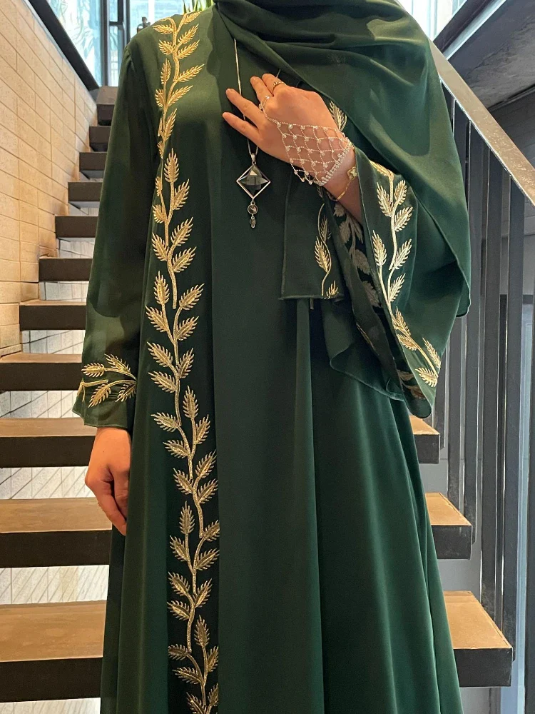 Robe longue brodée avec écharpe - Ensemble de 2 pièces opulent - image de produit 3
