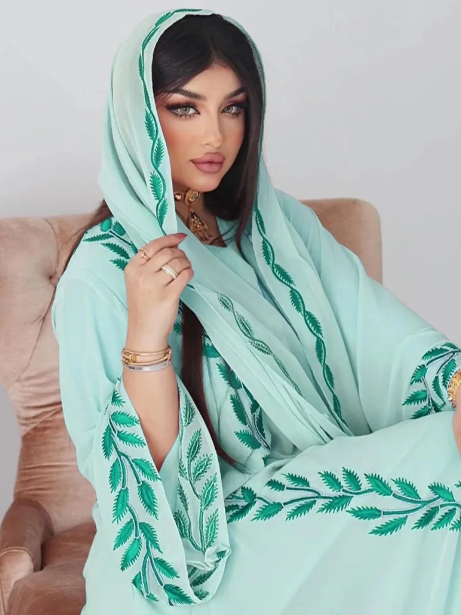 Robe longue brodée avec écharpe - Ensemble de 2 pièces opulent - image de produit 8