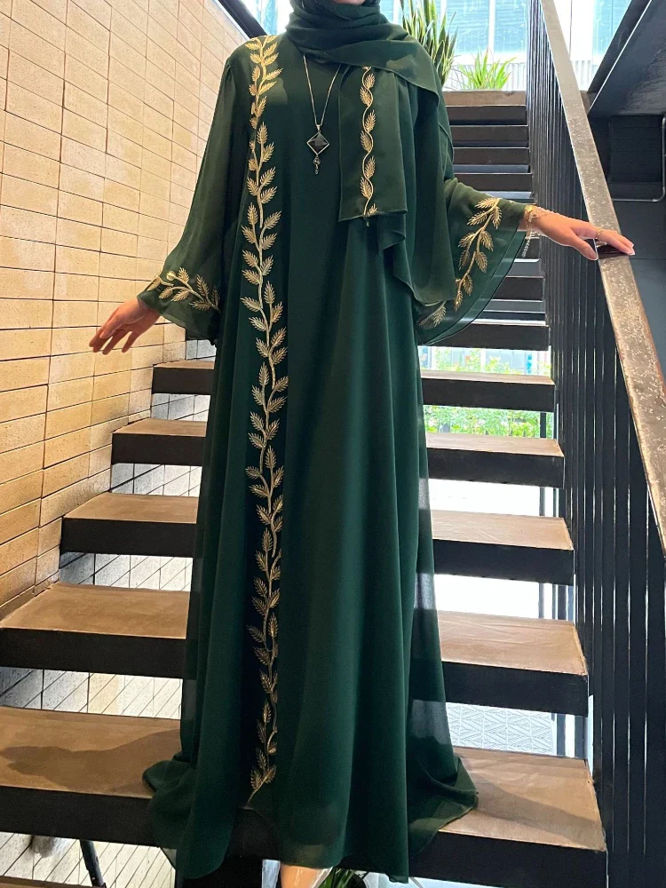 Robe longue brodée avec écharpe - Ensemble de 2 pièces opulent - image de produit 1